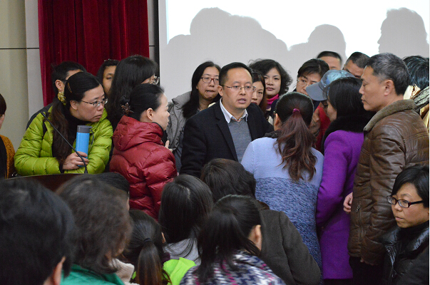 滕老师现场咨询.jpg