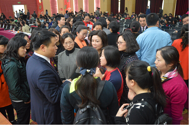 1459649748563051638.jpg 李老师现场咨询.jpg