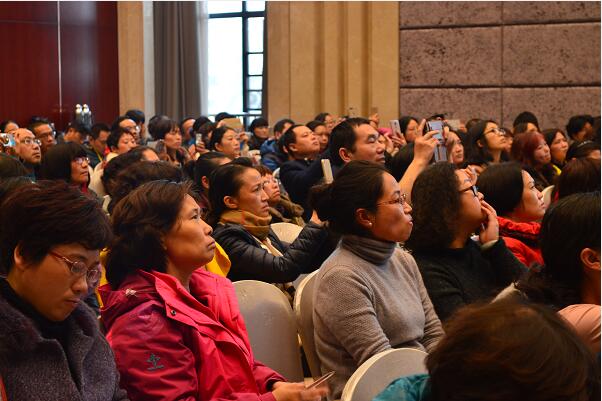 1481515199111004616.jpg 家长认真听课.jpg